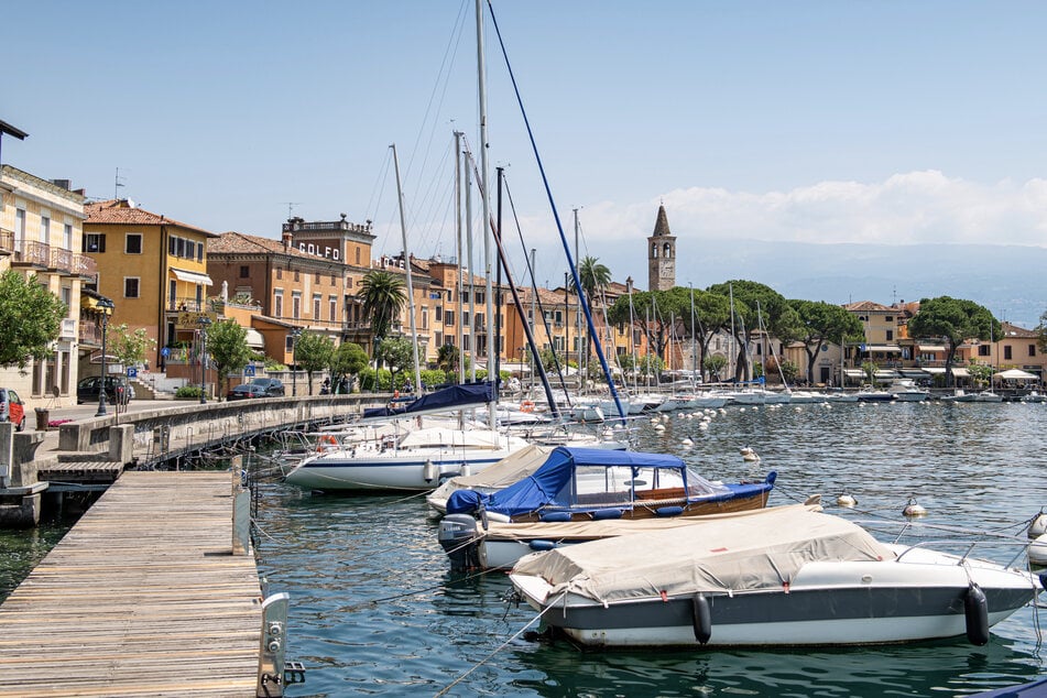 Drama im Italien-Urlaub: Deutsche Familie kentert mit Segelboot auf Gardasee
