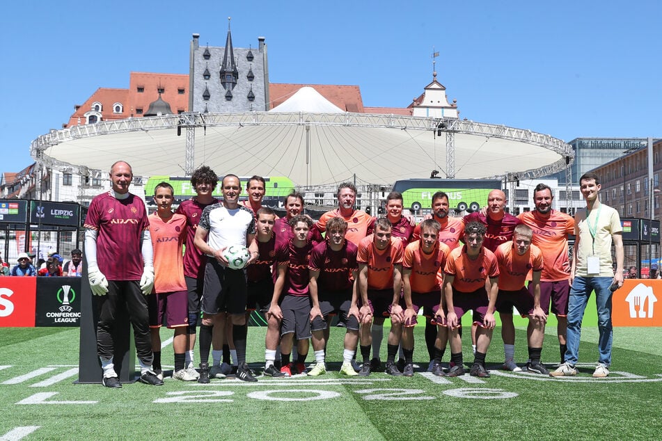 Am frühen Nachmittag fand das UEFA Legends Match auf dem Markt statt. Hierbei durften ausgewählte Jugendliche gegen unter anderem Rene Adler (41) und Steffen Freund (56) antreten.