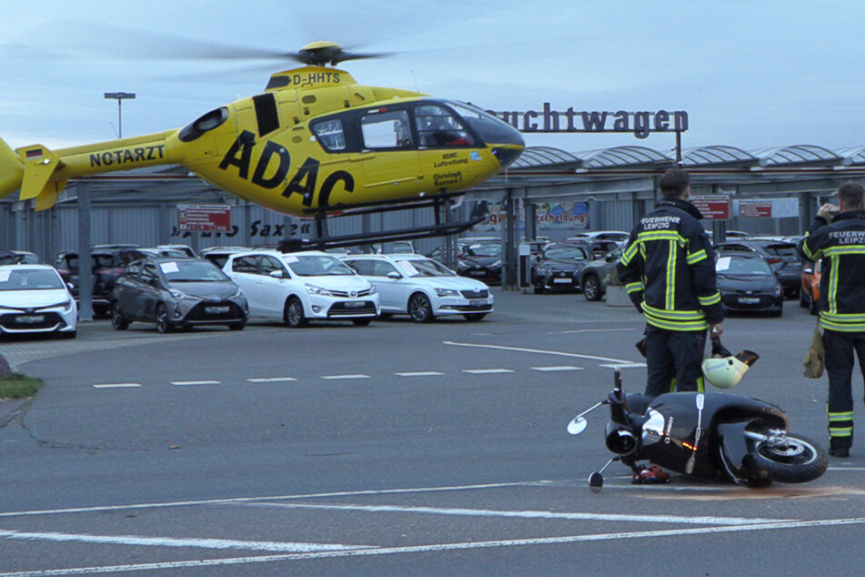 Moped gegen Auto: Verletzte Fahrerin kommt mit Hubschrauber in Klinik