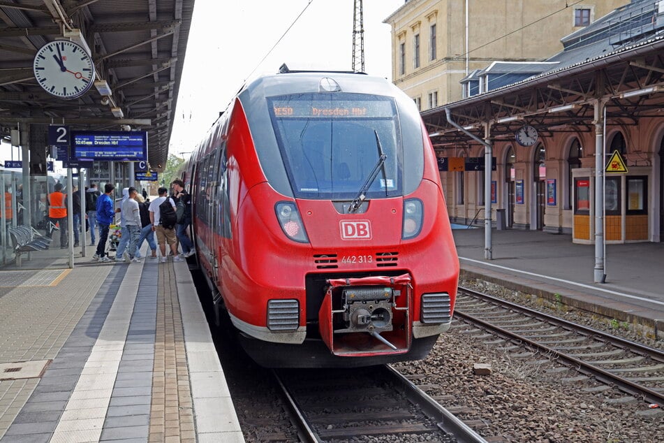 Am Bahnhof Riesa verließ das Paar den RE50 und flüchtete. (Archivbild)