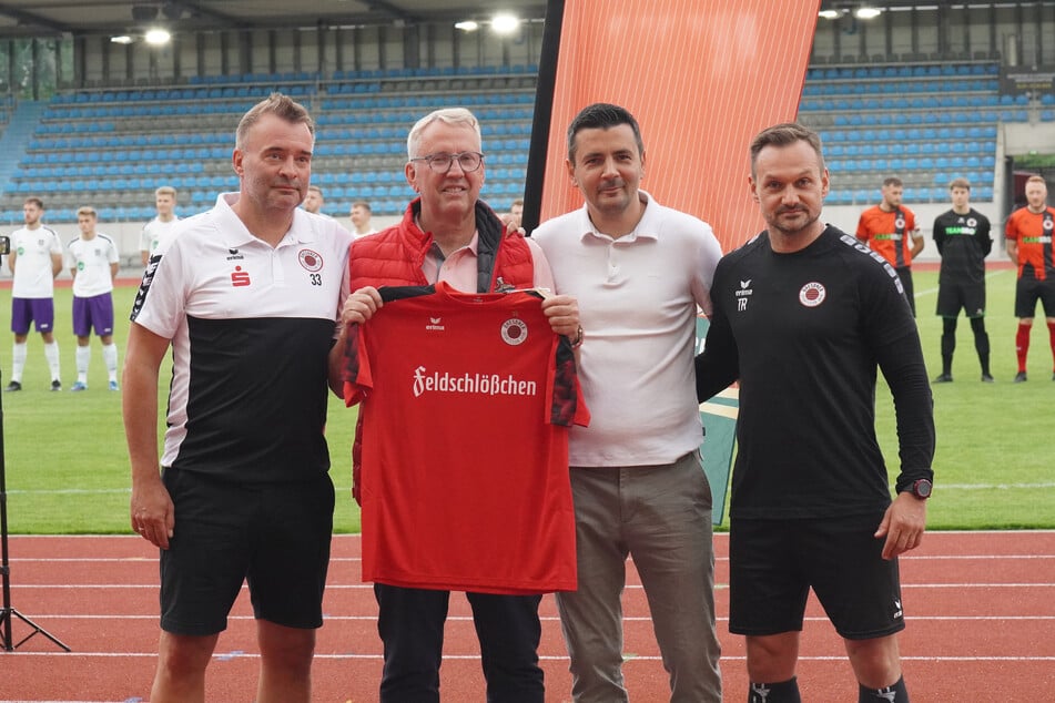 DSC-Fußball-Boss Marcus Zillich (l.) freute sich mit Coach Andé Heinisch (r.) und Sportdirektor Stefan Steglich (2.v.r.) über die "Feldi"-Unterstützung von Uwe Tschuschke.