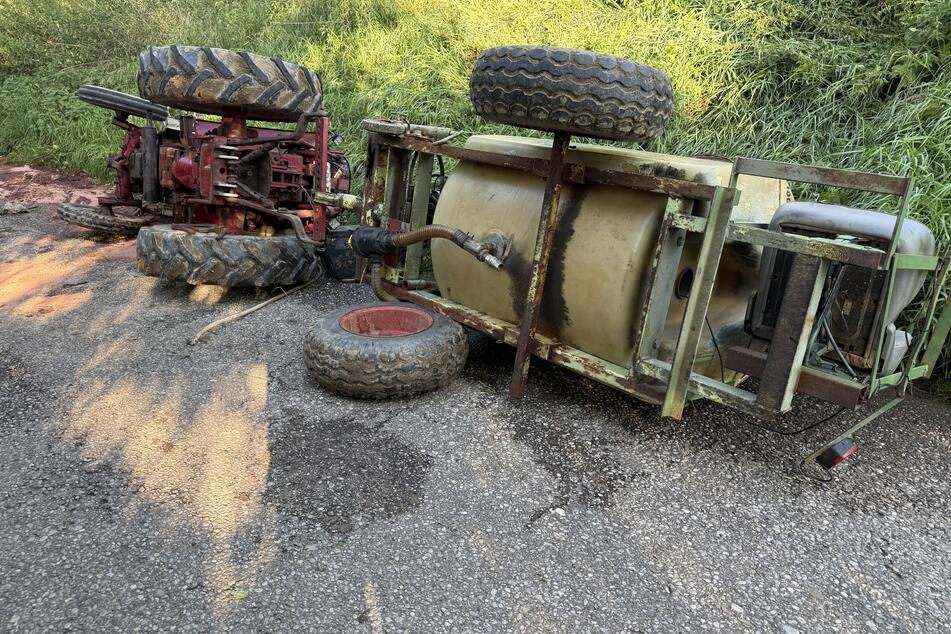 Ein Mann wurde unter dem Traktor samt Anhänger eingeklemmt und musste von Helfern befreit werden.