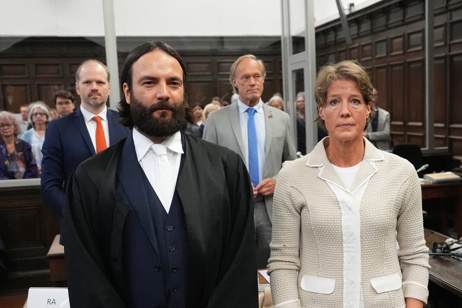 Block mit ihrem Anwalt Ingo Bott (42, l.) und im Hintergrund Gerhard Delling (66) mit seinem Anwalt David Rieks am Mittwoch vor dem Hamburger Landgericht.