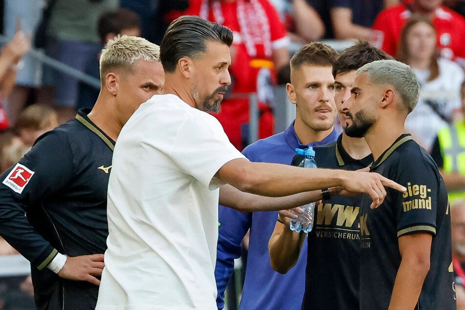 Die Augen beim FC Augsburg sind besonders auf Trainer Sandro Wagner (37, 2.v.l.) und Elias Saad (25, r.) gerichtet.