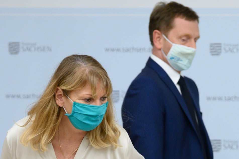 Das sächsische Kabinett will am Mittwoch über das weitere Vorgehen entscheiden. Dazu gehört auch, ob es im ÖPNV und beim Einkaufen eine FFP2-Maskenpflicht geben wird.