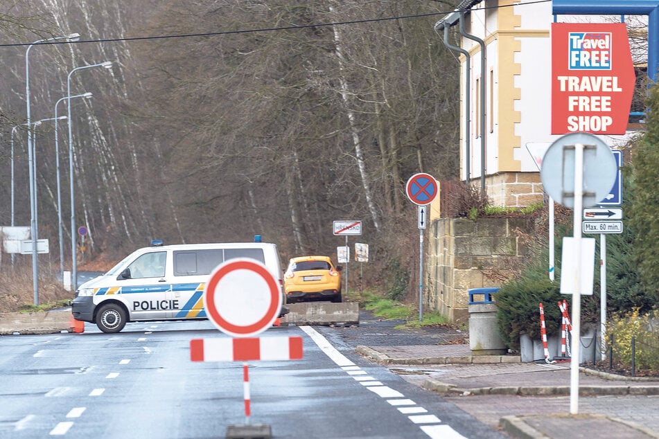 50 Meter der Straße in Hrensko sind seit Mittwoch gesperrt.