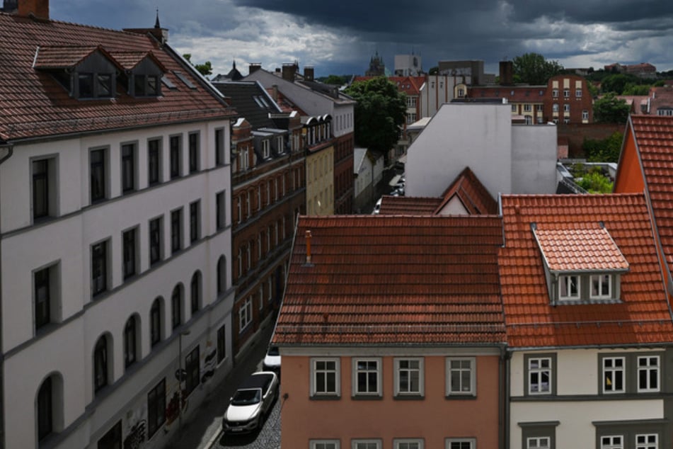 Lebensgefährte droht offenbar mit Waffe: Frau und Tochter vom Dach in Altstadt gerettet