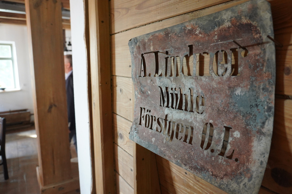 Ein Schild erinnert an den alten Besitzer: den Müller Adolf Lindner, der die Mühle von 1950 bis 1960 betrieben hat.