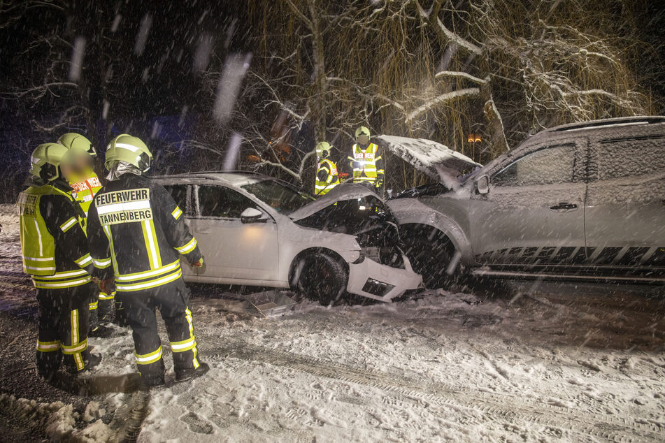 In der Gemeinde Tannenberg im Erzgebirge kam es am Sonntagabend zu einem Winter-Crash: Zwei Autos krachten frontal zusammen.