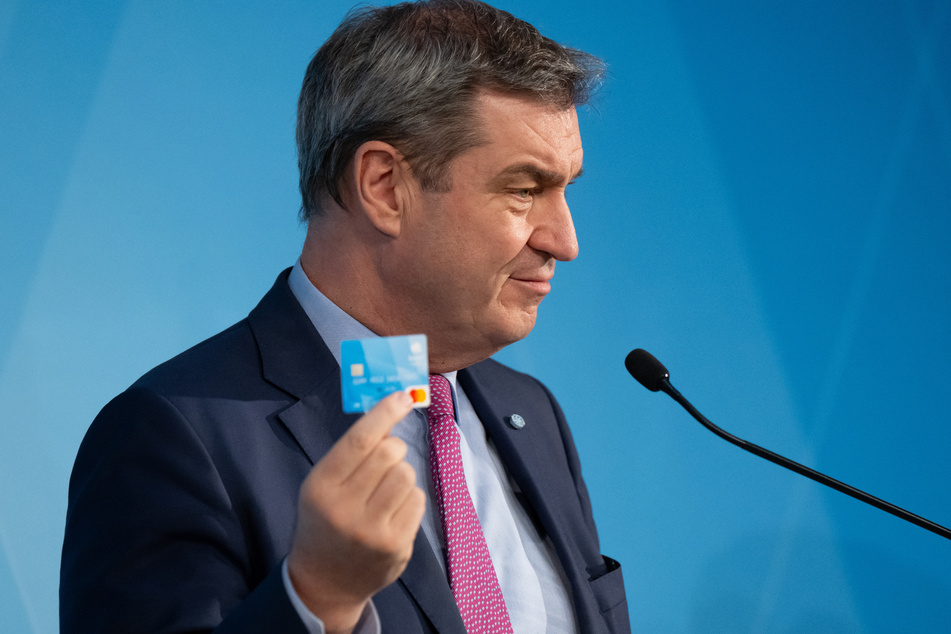 Ministerpräsident Söder ist von der Wirkung der Bezahlkarte überzeugt.