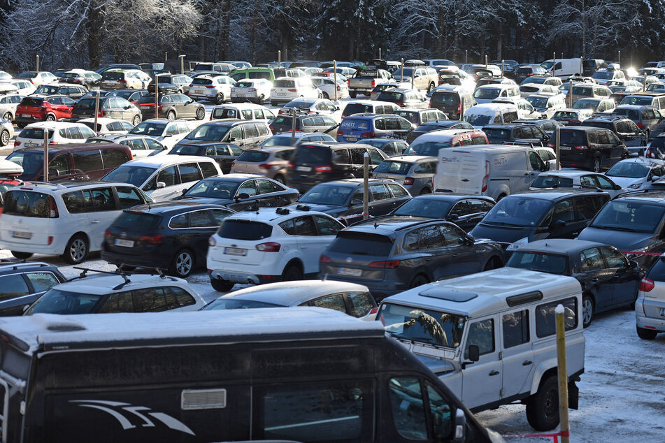 Der Parkplatz am Kasberg war am Sonntag rappelvoll.