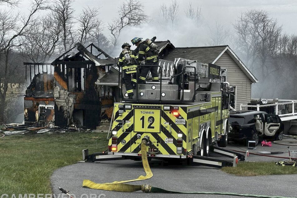 Die Feuerwehr setzte auch eine Drehleiter im Kampf gegen die Flammen ein.