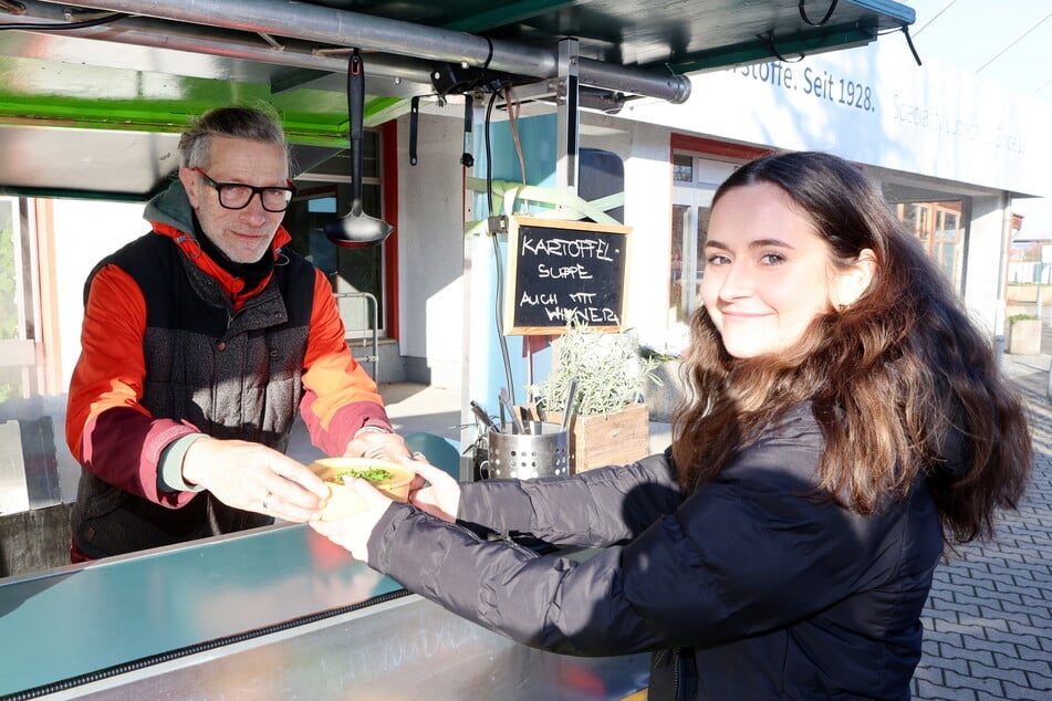 Die Elaskon-Mitarbeiter freuen sich über das Gratis-Mittagessen, das der Chef spendiert.