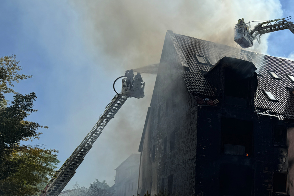 Toter und Verletzte nach Wohnungsbrand: Rathaus muss geräumt werden