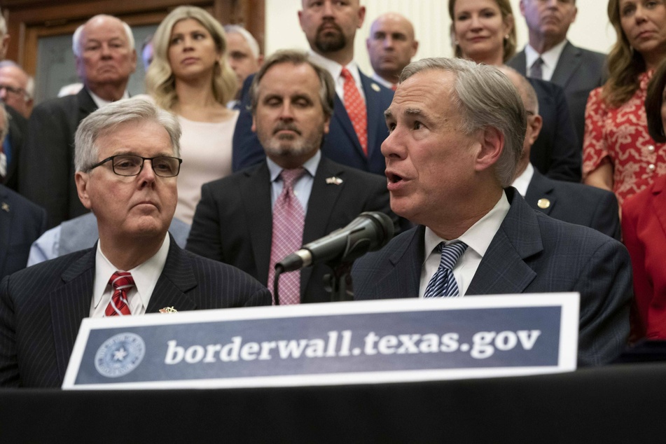 Governor Abbott (m.) recently announced a campaign that aims to fund the construction of a wall along the state's southern border with Mexico.