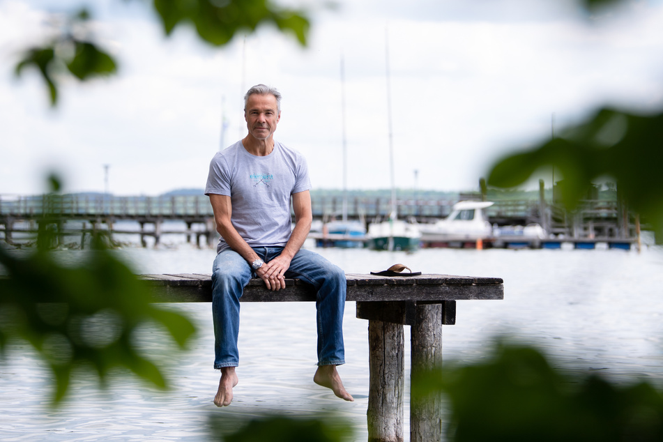 Hannes Jaenicke (60) am Ammersee. Der Schauspieler rät davon ab, Lachs zu essen.