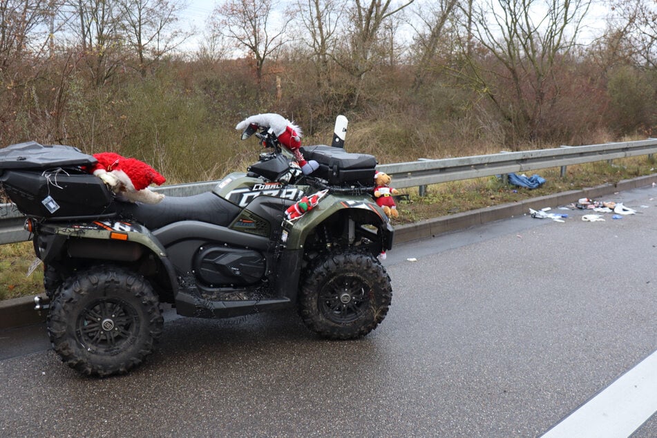 Das beschädigte "Weihnachts"-Quad nach Unfall auf dem Seitenstreifen der A6.