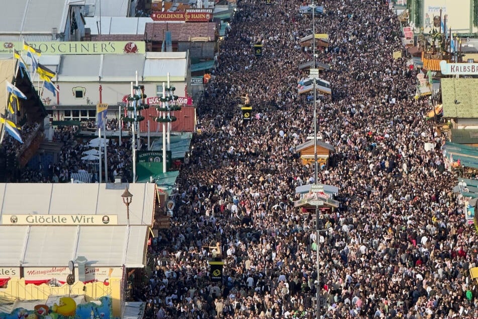 Ob im Zelt oder in den Gassen: Auf dem Oktoberfest herrscht gerade am Wochenende dichtes Gedränge.