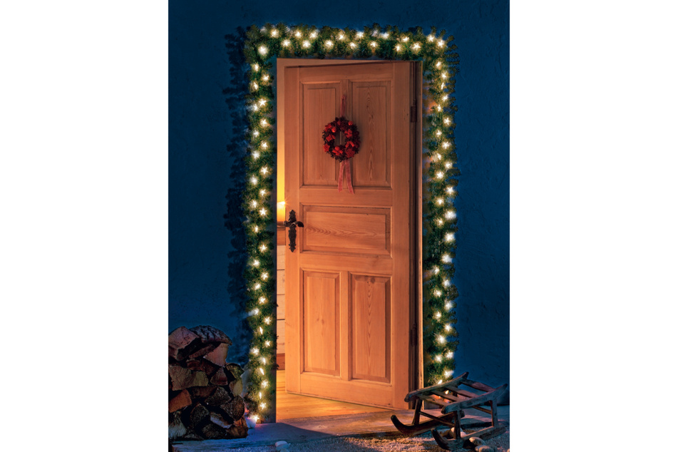 Eine wundervolle Weihnachtsbeleuchtung für die Haustür ist diese LED-Tannen-Girlande.