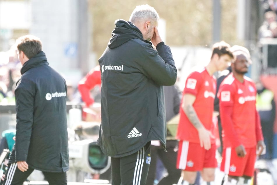 HSV-Coach Tim Walter (46, vorn) vergräbt sein Gesicht in den Händen. Die Hanseaten haben fünf Spieltage vor Schluss sieben Punkte Rückstand auf den Relegationsplatz.