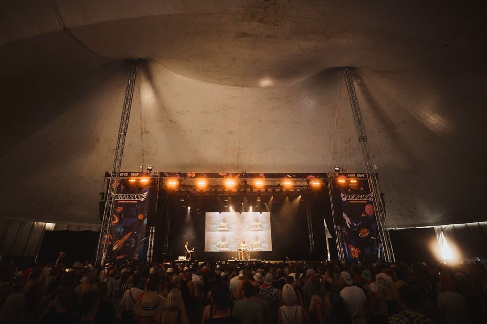 Auf dem Deichbrand-Festival stimmten "The Kiffness"-Fans mit in den Katzen-Gesang ein.