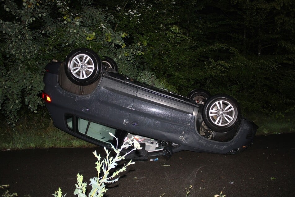 Der VW lag auf dem Dach und verlassen auf einer Straße in Burscheid.