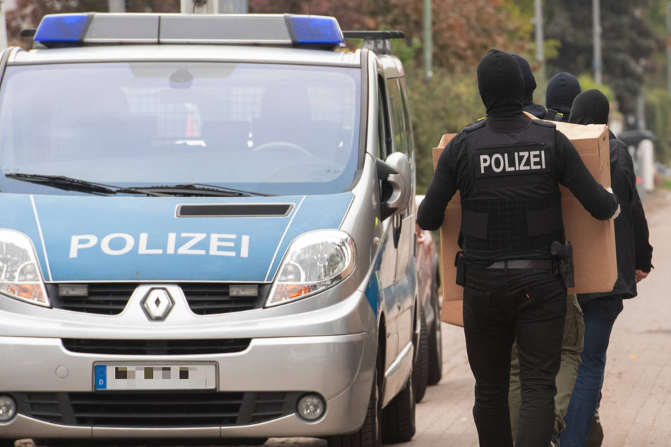 Polizeibeamte haben am Donnerstag 16 Objekte in Brandenburg nach kinderpornografischem Material durchsucht.