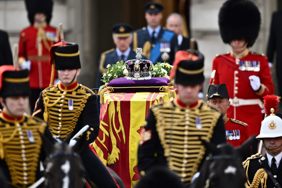 Der Sarg der Queen wurde mit einer königlichen Standarte und der Imperial State Crown geschmückt. König Charles III und der Prince of Wales: dicht dahinter.