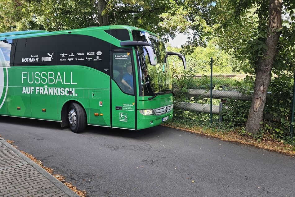 Fürths Bus startet das Wendemanöver.