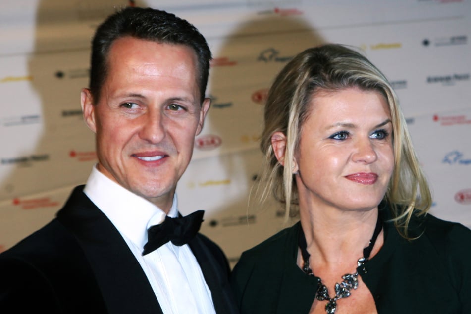 Seit dem 1. August 1995 sind Michael und Ehefrau Corinna Schumacher verheiratet, gelten seit Tag eins als unbesiegbares Team.