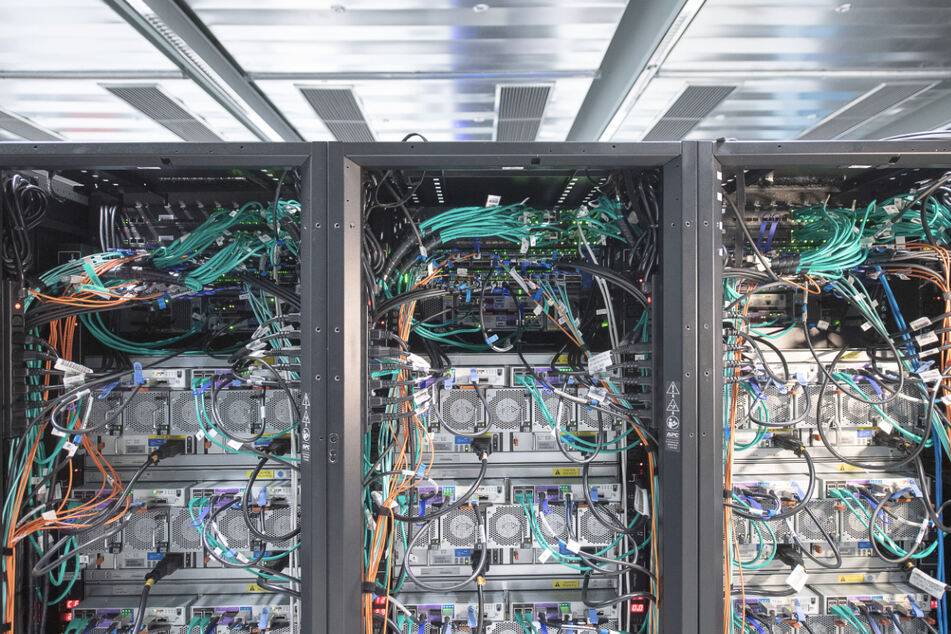 Ein Hochleistungscomputer mit dem neuronale Netze berechnet werden steht in einem Höchstleistungsrechenzentrum.