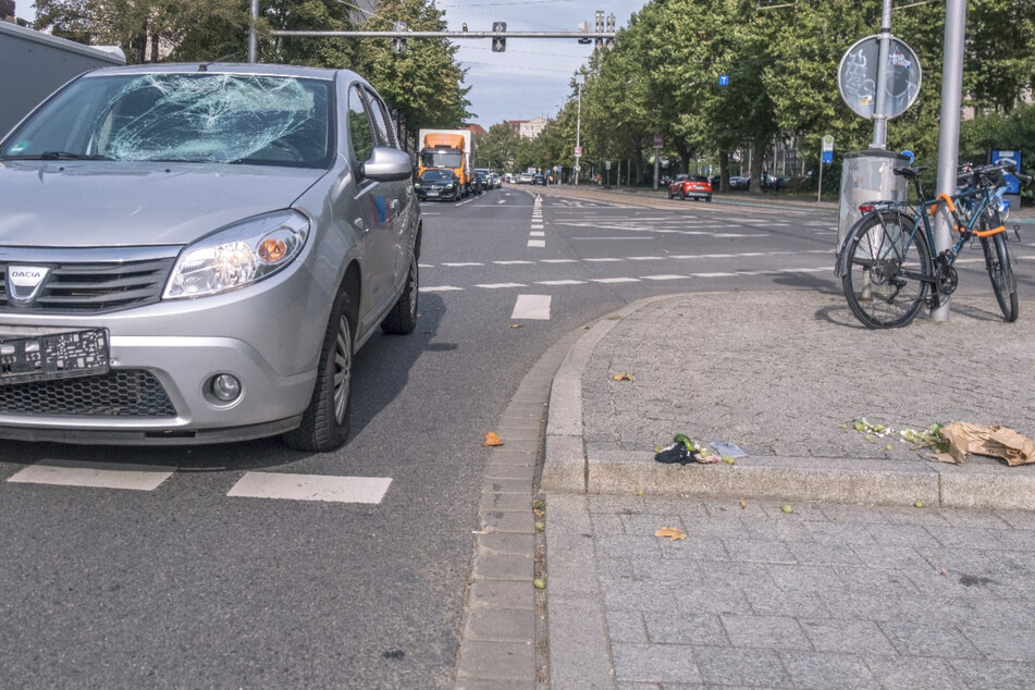 Unfall am Leipziger Rathaus: Auto und Fahrrad stoßen zusammen