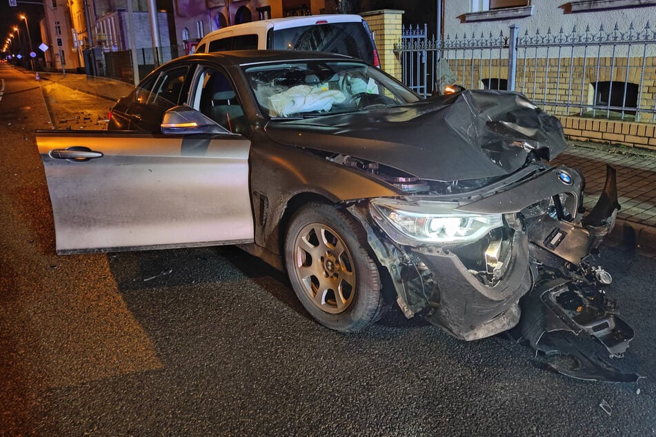 Leipzig: Geklauter BMW kracht in Leipzig gegen geparkten Caddy: Fahrer lässt Auto stehen und haut ab