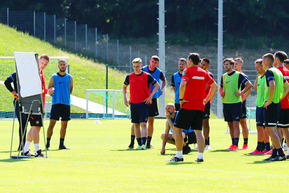 Aues Coach Aleksey Shpilevski (33) schaut hinter der Taktiktafel hervor, seine Spieler hören aufmerksam zu. Der 33-Jährige ist dabei, dem FCE eine neue Spielkultur einzuimpfen.