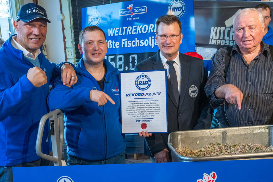 Heringssalat! Gastronom stellt mit Promi-Unterstützung kuriosen Weltrekord auf