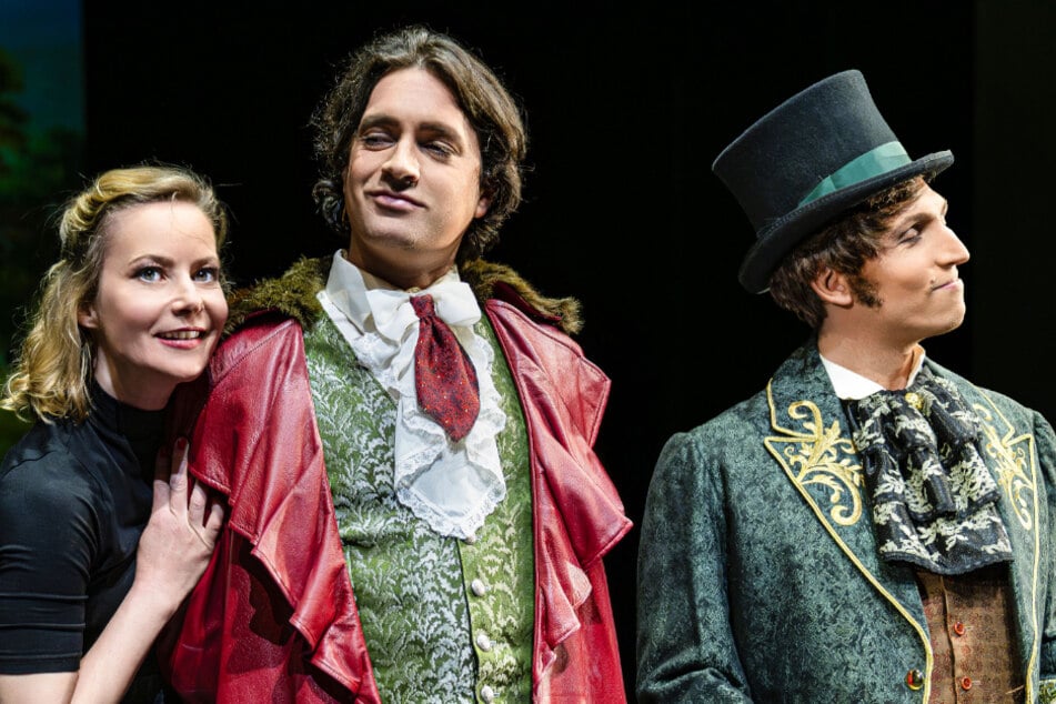 Schauspielerin Teresa Weißbach (45, l.) steht als Irmi Polter in der Operette "Der Vogelhändler" zusammen mit Jakob Ewert (M) als Baron Weps und Thomas Kiechle als Graf Stanislaus auf der Bühne.