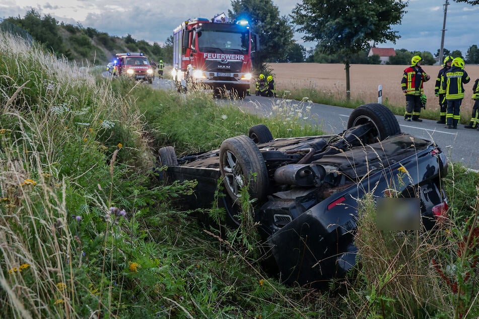 Kurioser Unfall auf der Lobsdorfer Straße bei St. Egidien (Landkreis Zwickau): Ein Toyota-Fahrer (53) landete auf dem Dach - wie durch ein Wunder blieb der Mann unverletzt und flüchtete nach der Bruchlandung zu Fuß.