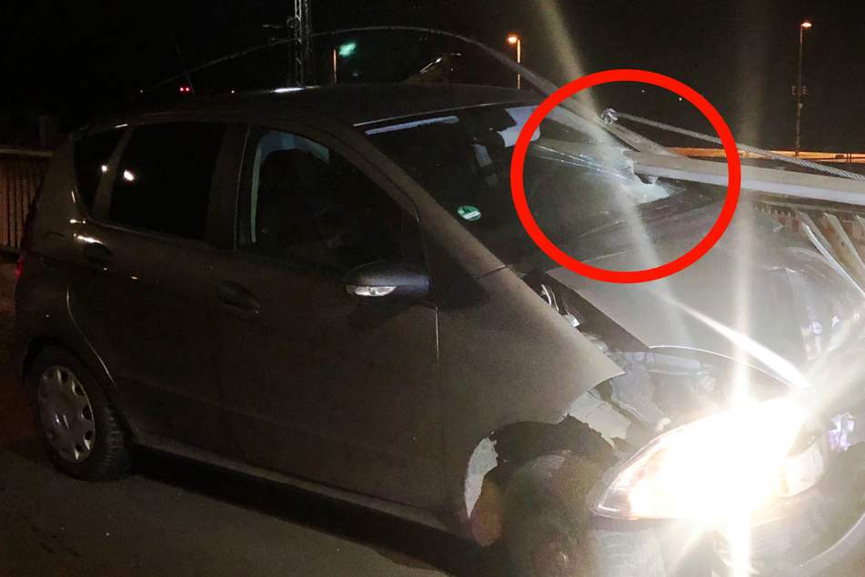 Dieses Foto der Polizei in Wittlich zeigt das Autowrack: In der oberen rechten Hälfte des Bildes ist klar der Handlauf des Geländers zu sehen, der sich in den Wagen gebohrt hat.
