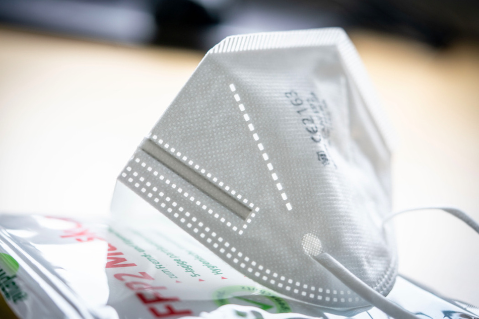 Eine FFP2-Maske liegt auf einem Tisch auf der Verkaufsverpackung. Zum Schutz vor dem Coronavirus sollen Menschen aus Risikogruppen vom Bund finanzierte FFP2-Masken bekommen. (Symbolbild)