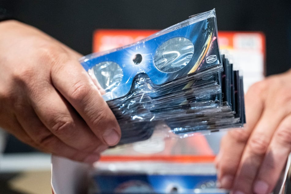 Schon für wenig Geld gibt es Pappbrillen mit speziellem Filter, um seine Augen zu schützen.