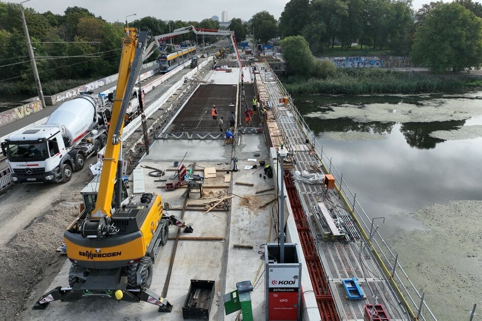 Die Fuß- und Radwege auf der Brücke werden unter anderem breiter gebaut. (Archivbild)
