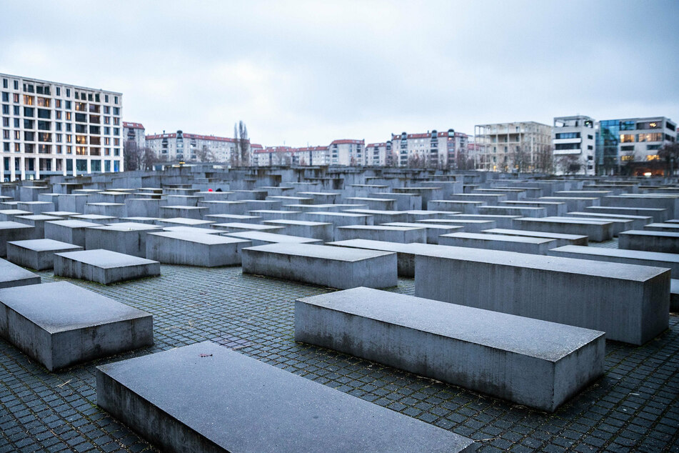 Berlin: Security-Mitarbeiter entdeckt Hakenkreuze an Holocaust-Mahnmal