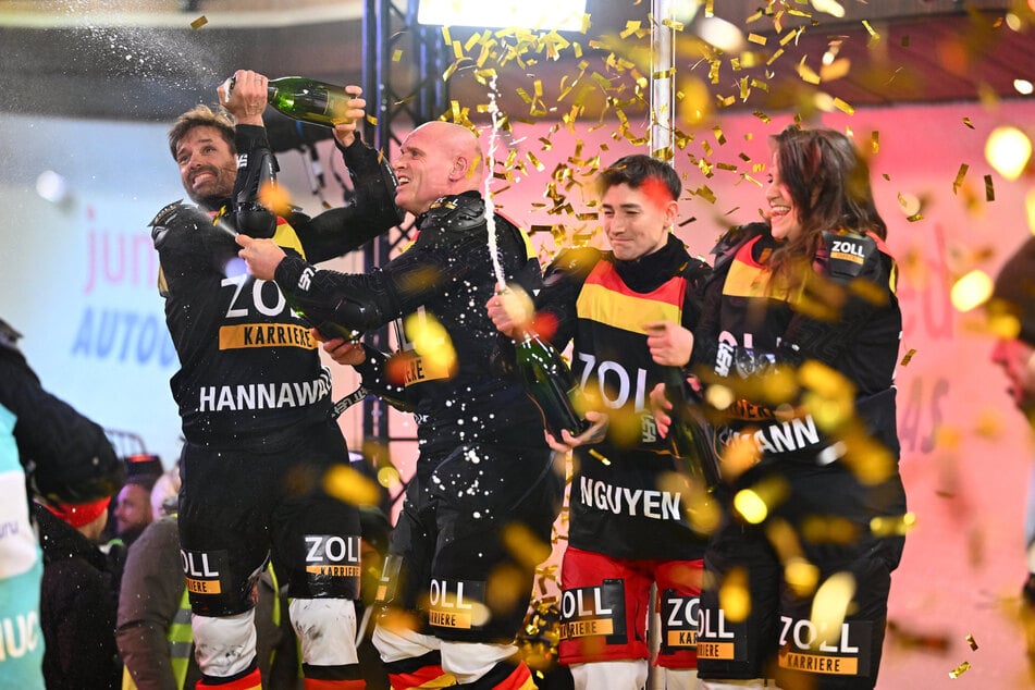 Das beste 4er-Team: Sven Hannawald (50), Thorsten Legat (56), Marcel Nguyen (37) und Anika Lehmann (39) feiern ihren Sieg.