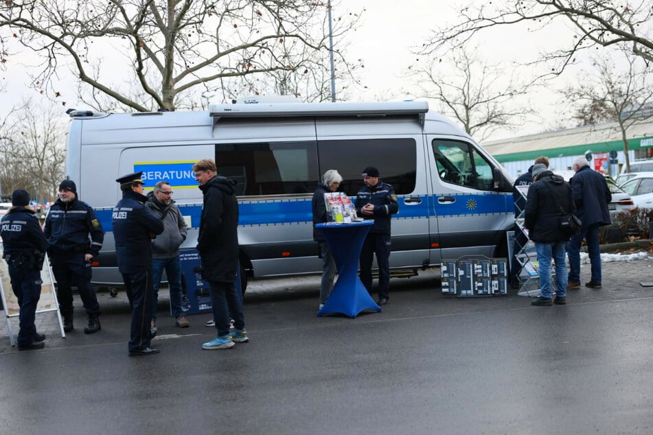 Dazu waren die Beamten mit ihrem Beratungsmobil in Markkleeberg. Einige Bürger nutzten die Möglichkeit, sich unterstützen zu lassen.