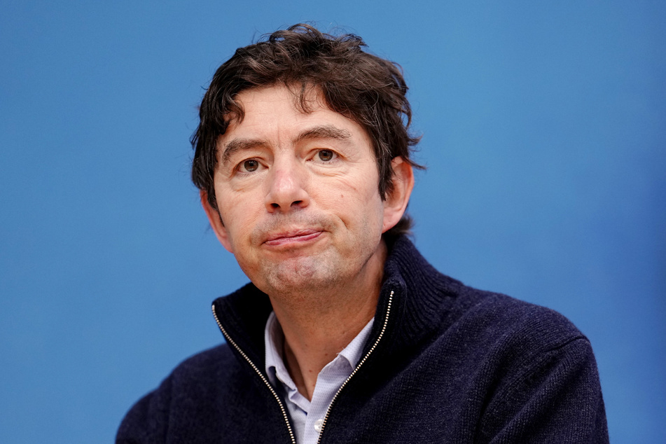 Der Direktor der Charité Berlin Christian Drosten (50) gibt als Virologe seine Prognose zur Coronalage bekannt.