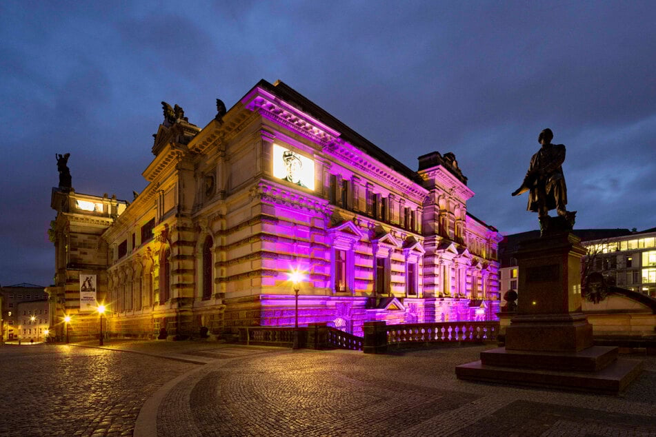 Das Dresdner Albertinum erstrahlte plötzlich in der Farbe Lila.