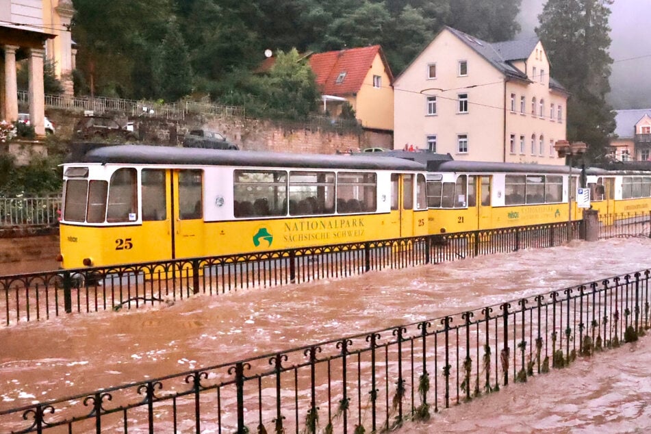 Auch die Kirnitzschtalbahn - ein absolutes Wahrzeichen der Region - ist den Wassermassen gegenüber machtlos.