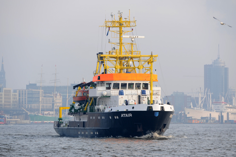 Das Vermessungs-, Wracksuch- und Forschungsschiff "ATAIR" vom Bundesamt für Seeschifffahrt und Hydrographie (BSH) ist dieses Jahr zum ersten Mal beim Hafengeburtstag dabei.