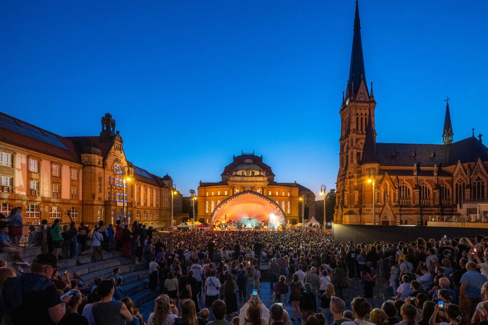 Der Theaterplatz bildet eine beindruckende Kulisse für Open-Air-Konzerte.