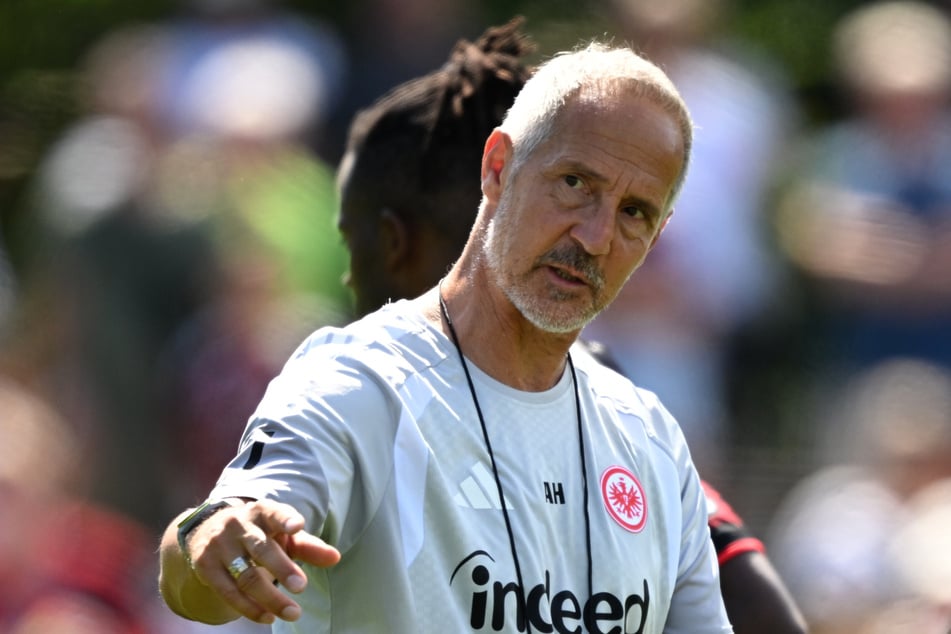 Eintracht-Trainer Adi Hütter (56) lässt sowohl Dreier- als auch Viererkette spielen, Vitinho kann beides.